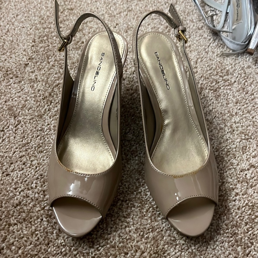 Bandolino nude patent leather sling back sandal